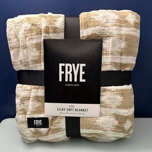 NWT Frye King Silky Soft Blanket